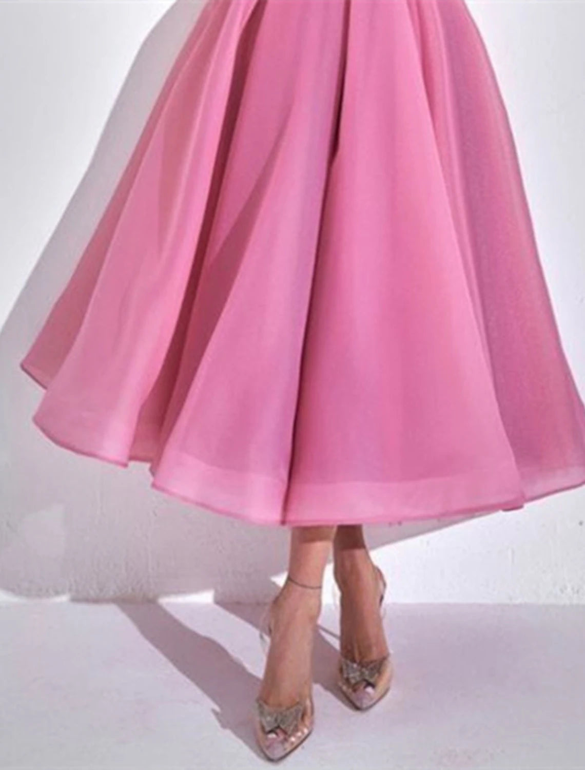 Abiti da cocktail a trapezio, eleganti, estivi, alla caviglia, a maniche corte, con spalle scoperte, in organza con arricciature.